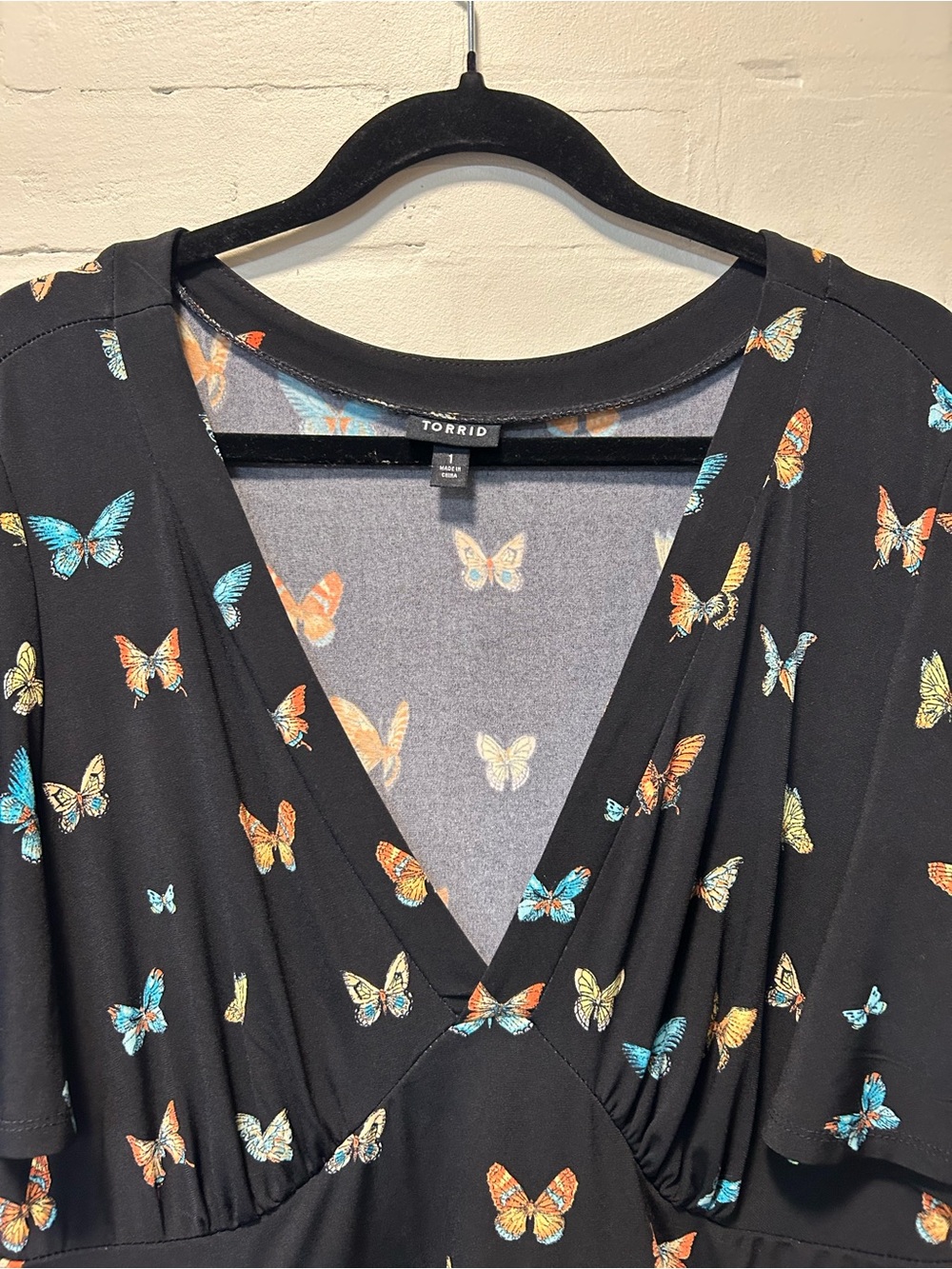 Torrid Black Butterfly V-Neck Flutter Sleeve Dress Size 1 (14-16) - Picture 2 of 7